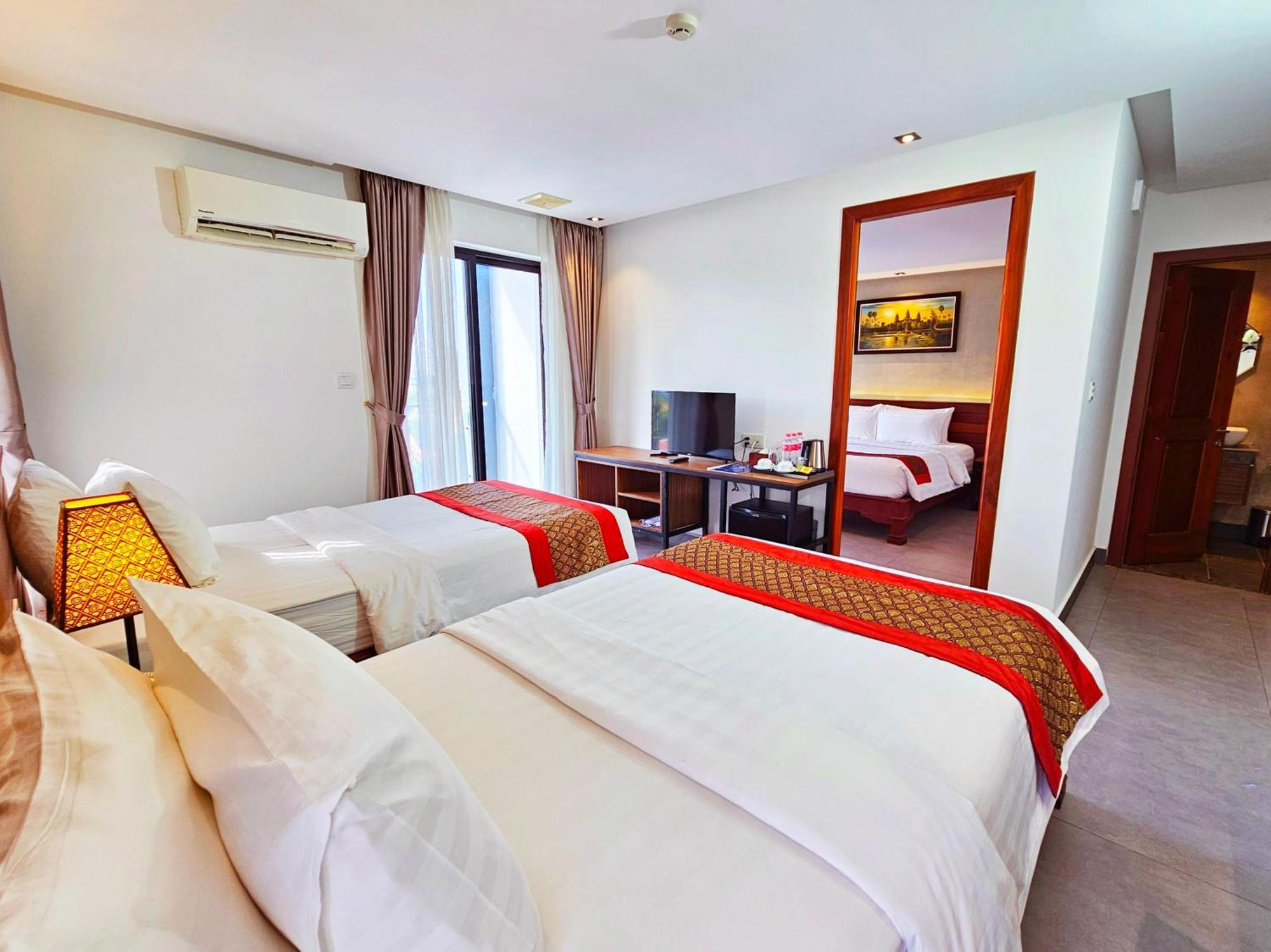 Le Botum Hotel Phnom-Penh Buitenkant foto