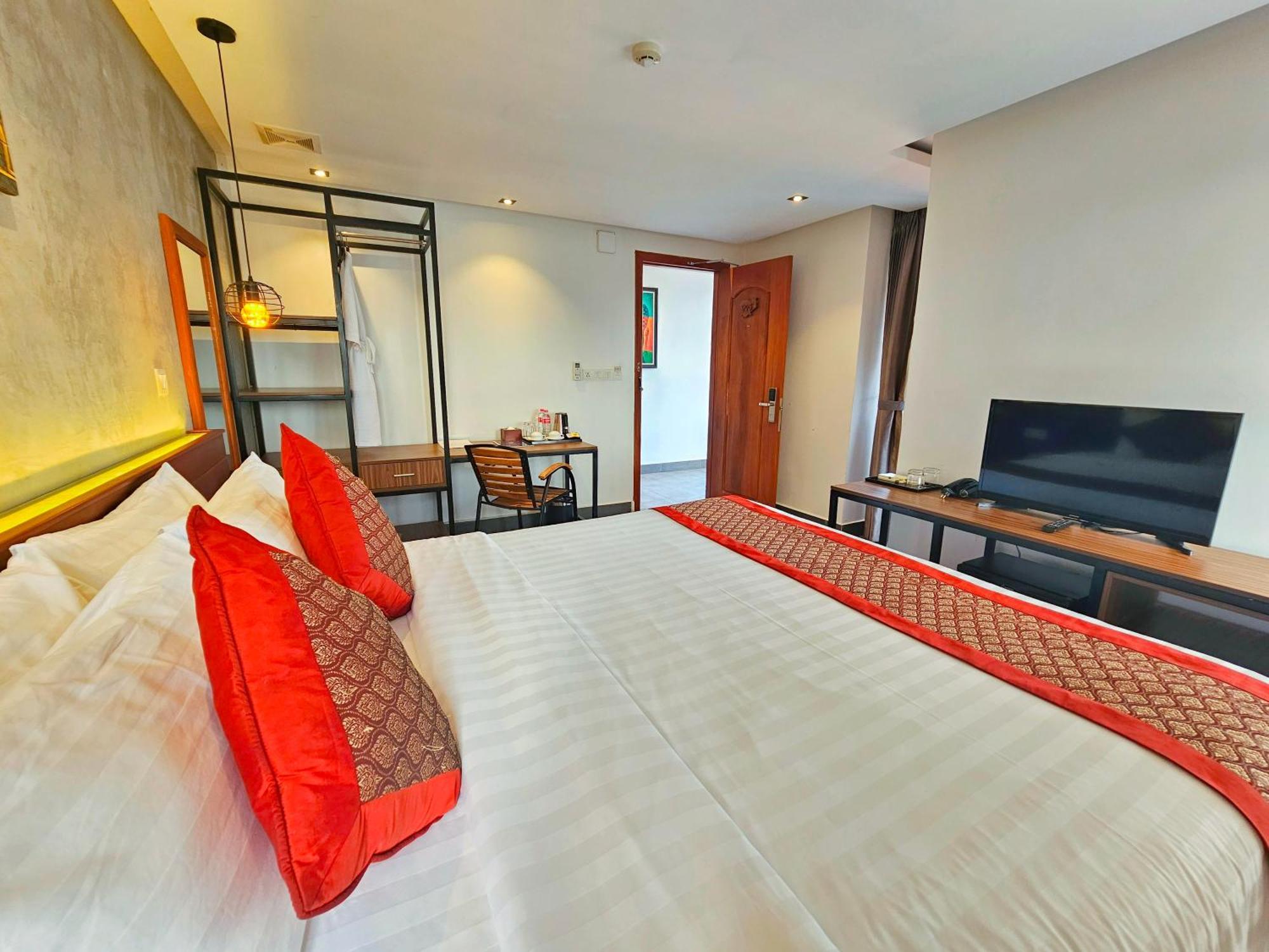 Le Botum Hotel Phnom-Penh Buitenkant foto