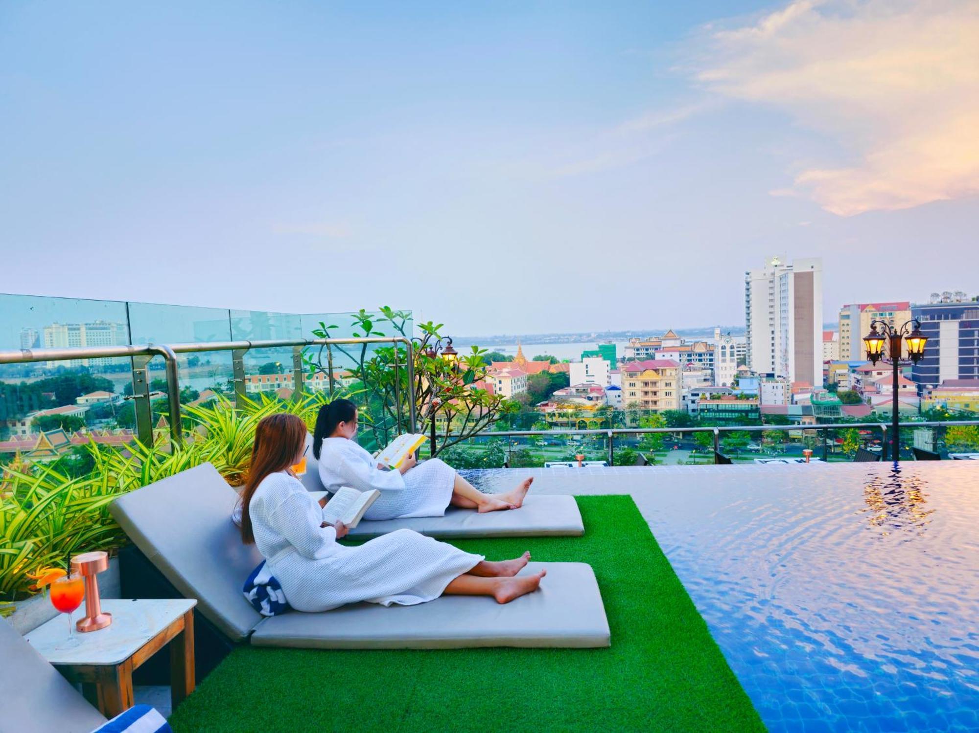 Le Botum Hotel Phnom-Penh Buitenkant foto