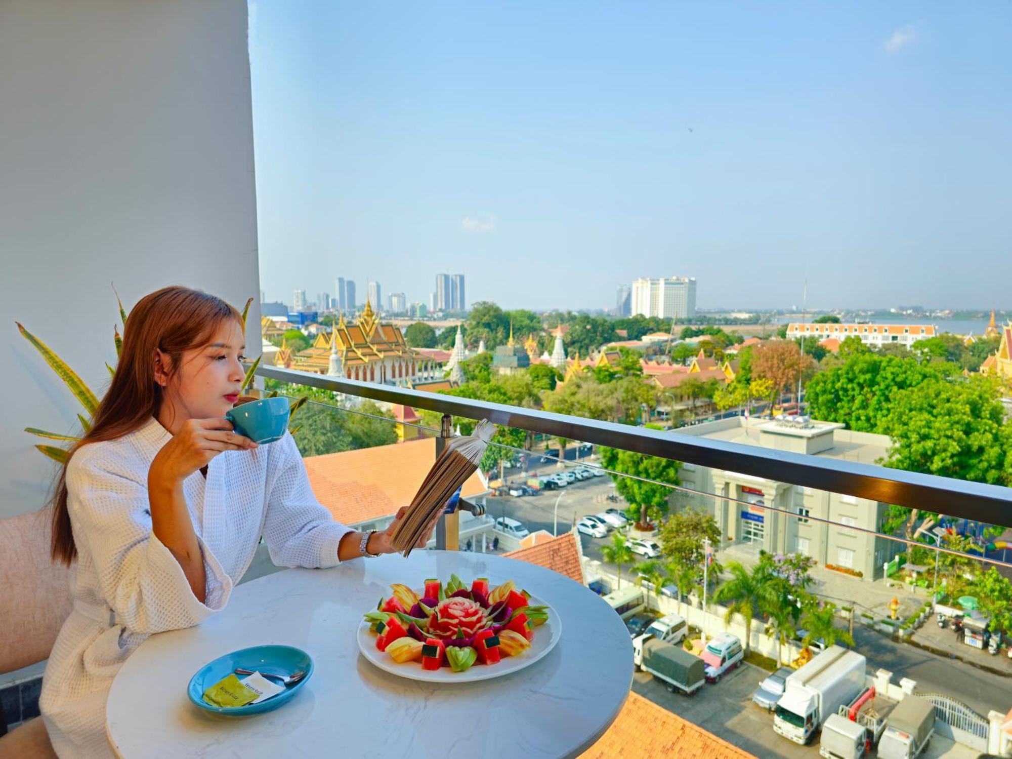 Le Botum Hotel Phnom-Penh Buitenkant foto