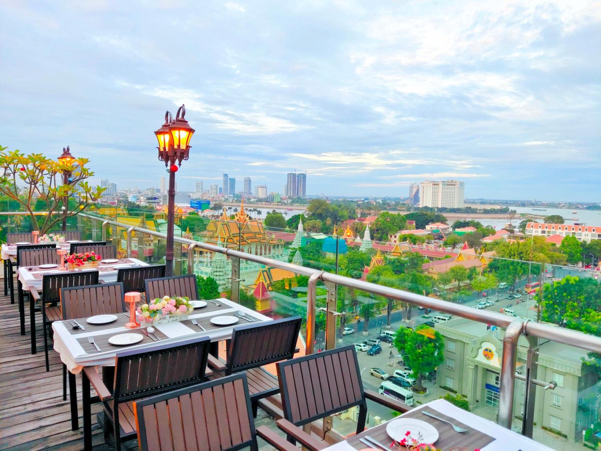 Le Botum Hotel Phnom-Penh Buitenkant foto