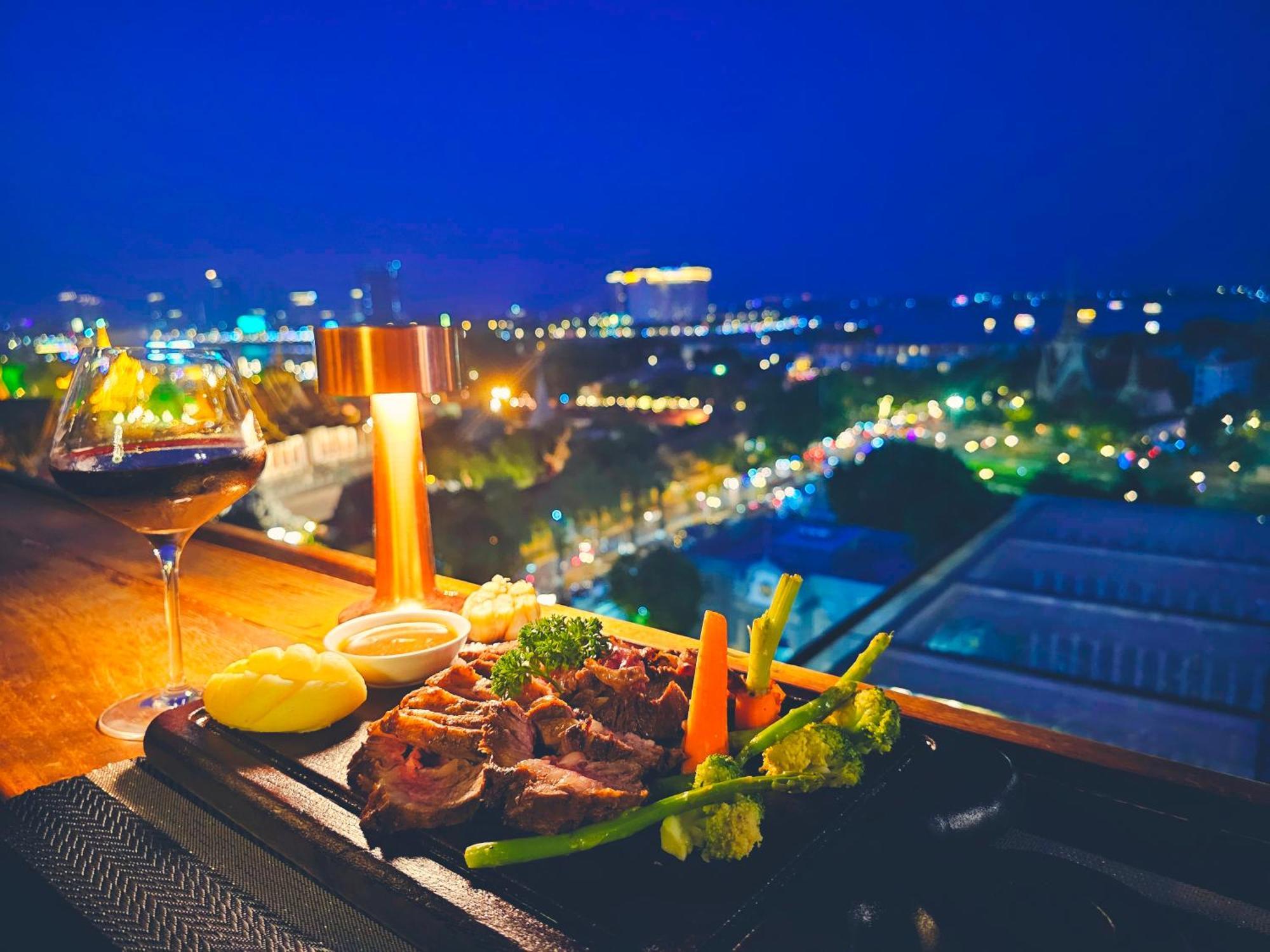 Le Botum Hotel Phnom-Penh Buitenkant foto