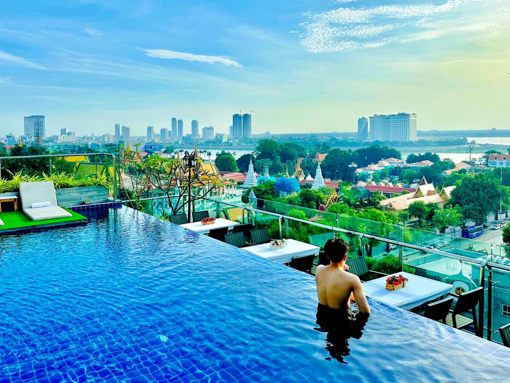 Le Botum Hotel Phnom-Penh Buitenkant foto