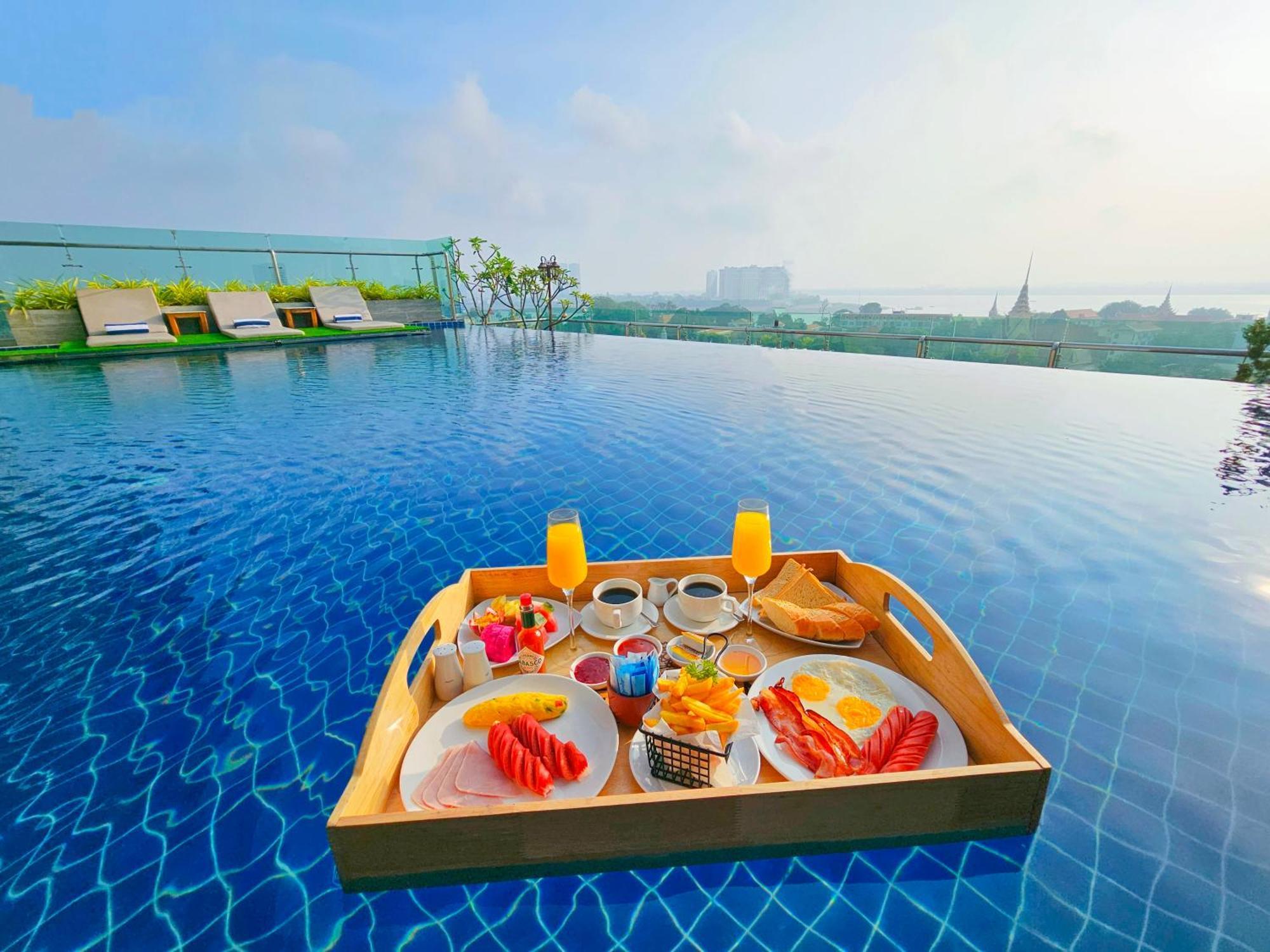 Le Botum Hotel Phnom-Penh Buitenkant foto