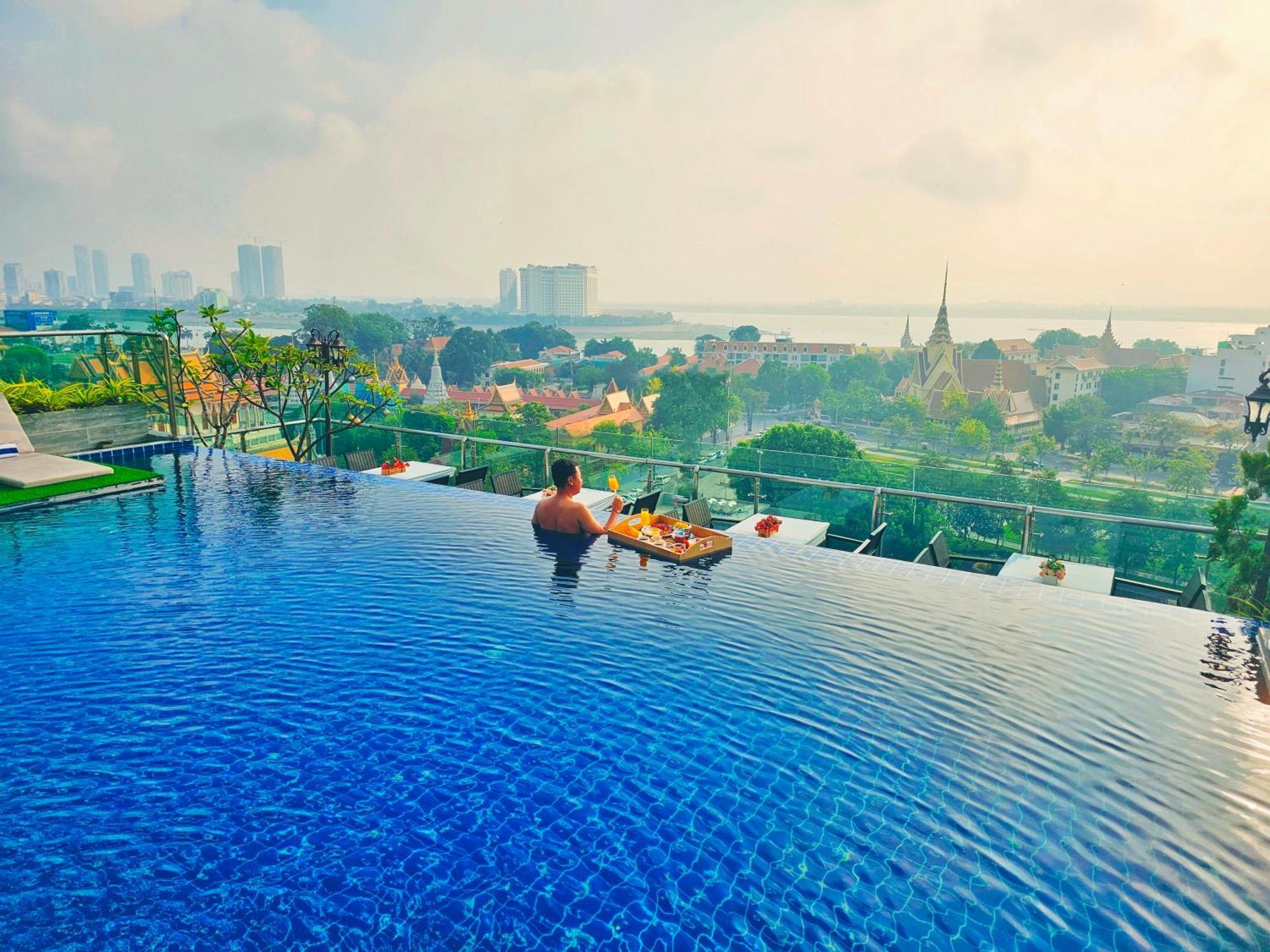 Le Botum Hotel Phnom-Penh Buitenkant foto