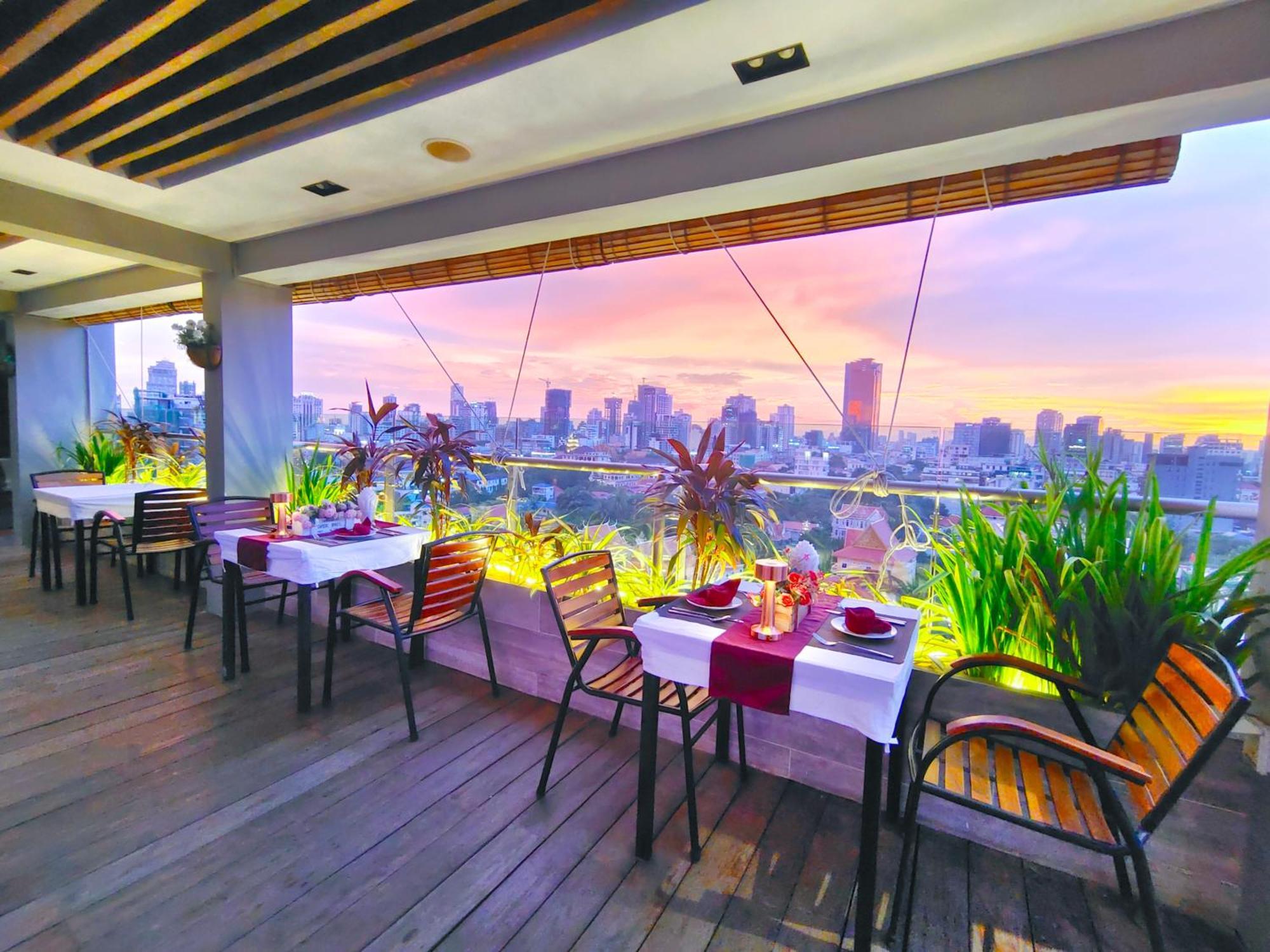 Le Botum Hotel Phnom-Penh Buitenkant foto